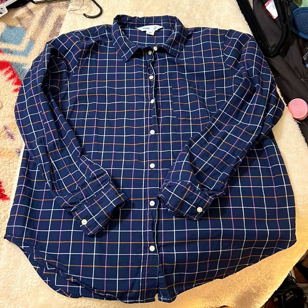 Women’s L Button Down. Old Navy. Width 22”. Length 26-27”